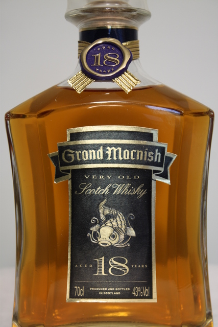 Grand Macnish front detailed image of bottle