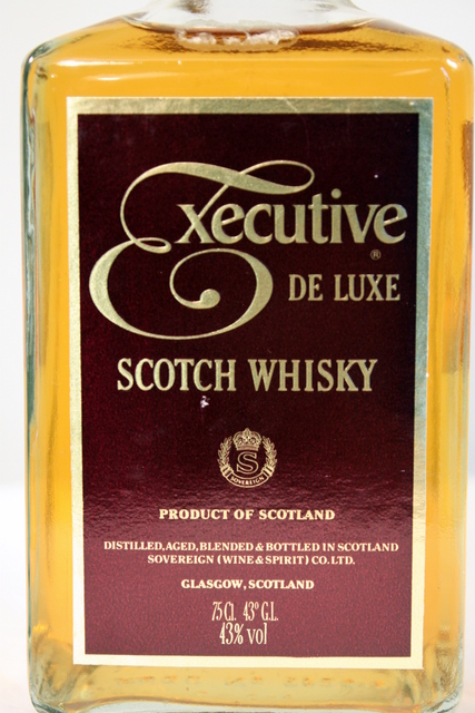 Executive De Luxe Scotch Whisky front detailed image of bottle