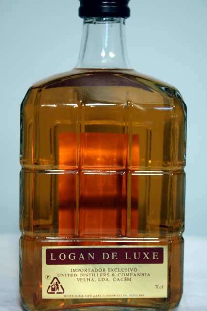 Logan De Luxe rear detailed image of bottle
